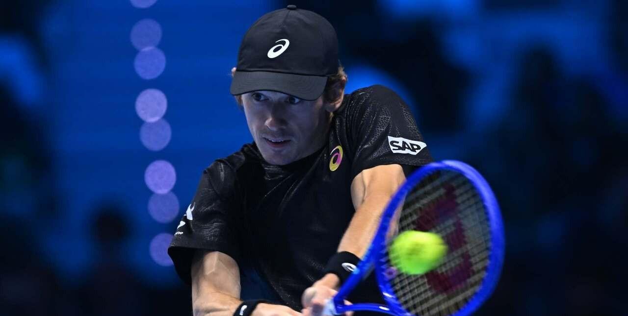 德米纳尔，太难了！
在年终总决赛男单半决赛0-2惨遭辛纳横扫之后，德米纳尔已经1