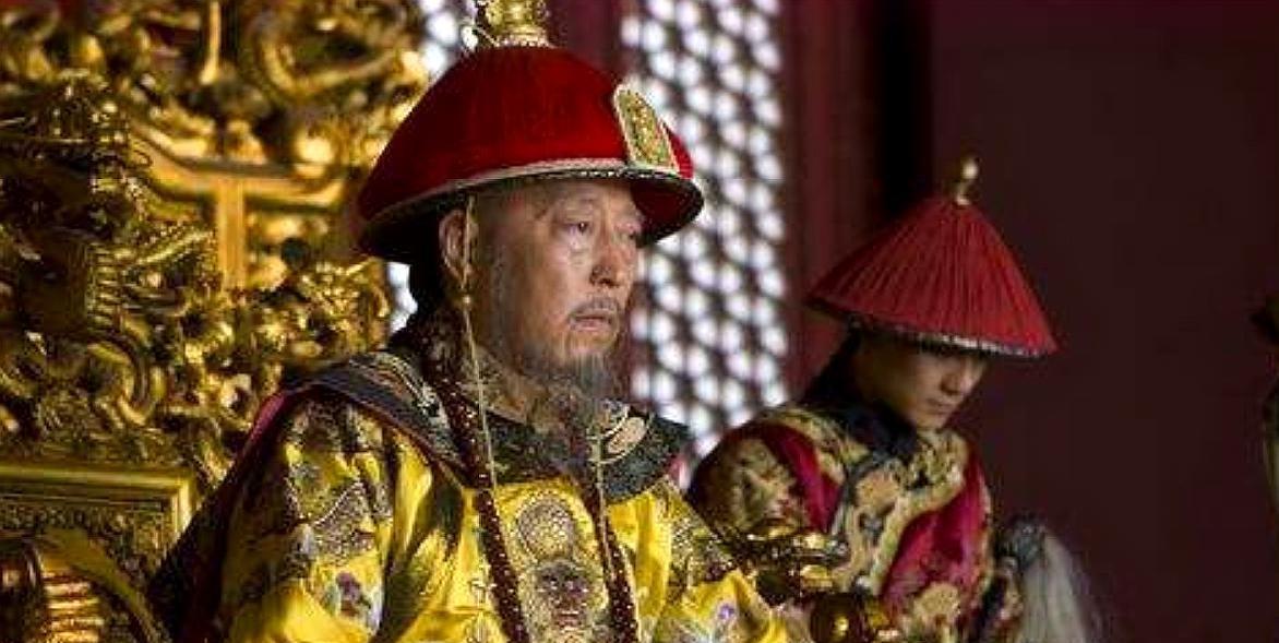 1799年，89岁的乾隆在弥留之际，似对嘉庆交代着临终遗言，可是嘉庆一个字也听不