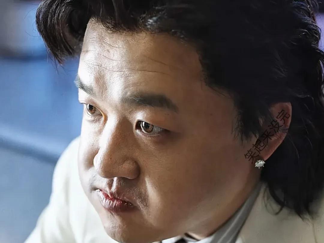 纳闷！就像包贝尔这样的人咋红的呢？要长相没长相，要演技没演技，看他总能上热搜，但