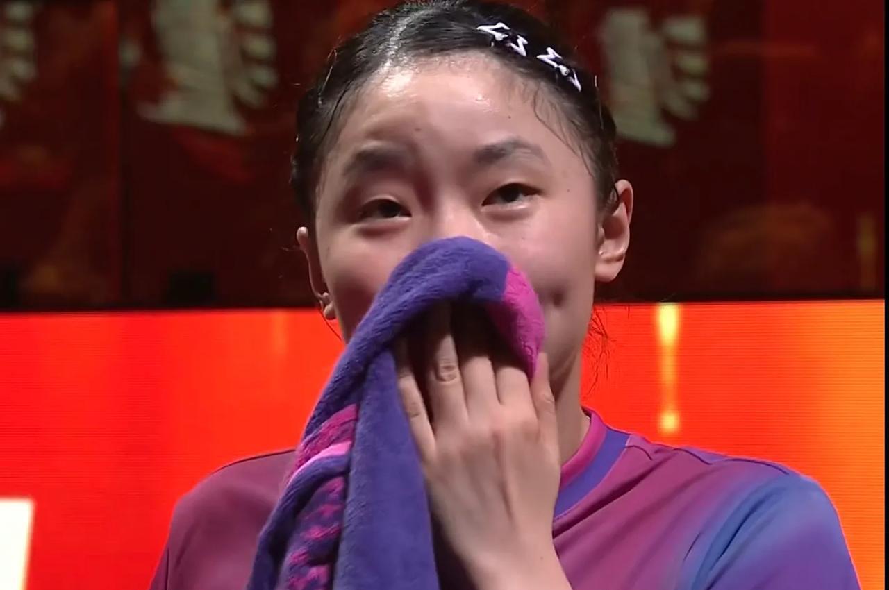 张本美和走到张本宇身边的时候，感觉又要哭了，强忍着泪水，拿着毛巾做掩饰。胜利是如