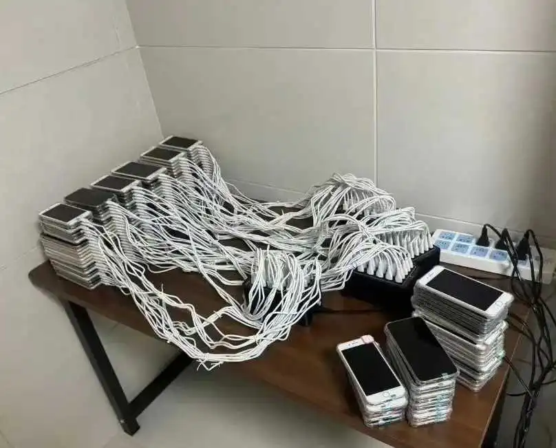 这么多手机，这是干嘛用的？