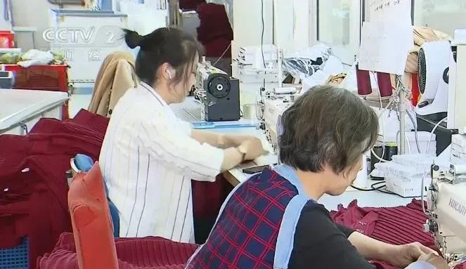 特朗普高兴坏了！为什么？
美国商家疯狂向中国外贸企业催单，“快点发货，我们要把耽