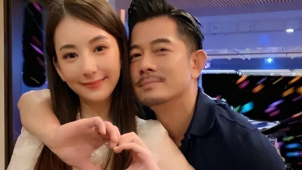 59岁郭富城与37岁方媛，同框无年龄差，一家4口高颜值