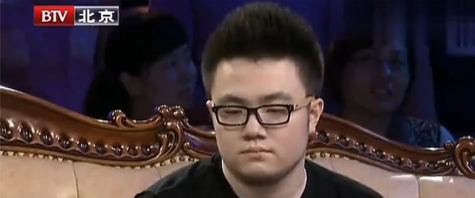 巴图这小子老被说成“靠妈混饭”，一家子全指着宋丹丹过日子。 网上喷子骂他“离不开