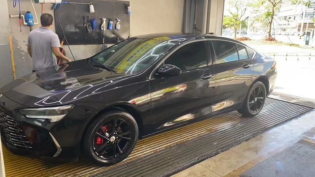 红绿灯停车
问下大家，等红灯时挂N档拉手刹，等绿灯亮时需要踩刹车再换到D档吗？