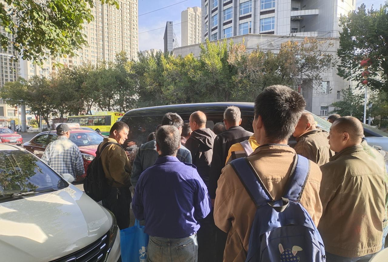 这是今天一大早，在乌鲁木齐市天津南路自发形成的劳务市场看到的一个场面: 由北向南