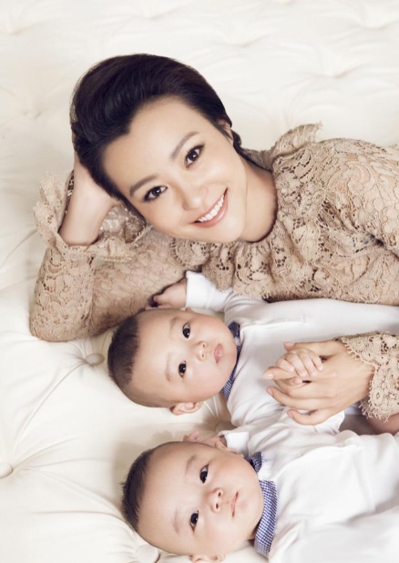 一次，主持人问郝蕾:“你家双胞胎长得这么像，你是怎么辨认他们两个的？”郝蕾说:“