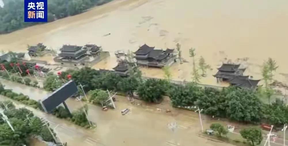 榕江县遭遇30年一遇的洪水，县城在4天内被淹了两次，有些人问，为什么把县城建在低