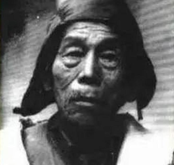 1985年，四川一农民为了反对生育计划，宣布称帝，不仅攻占县医院做皇宫，将护士都
