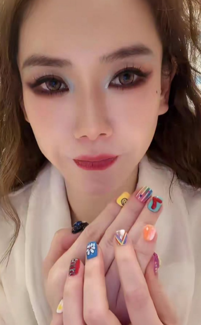 戚薇跨年美甲，她自己说做了6个小时
哈哈二看着这美甲很可爱戚薇说这美甲做了6个小