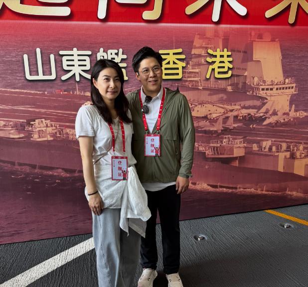 郭晶晶近况照片：参观航空母舰山东舰编队。亲身体验枪械操作。
时间是7月6日。
地