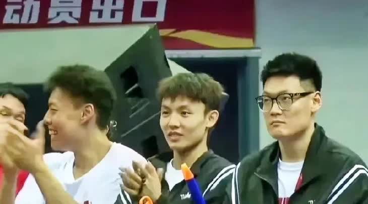 大概率被淘汰的徐杰和张宁，在替补席展现出了两种不同的神态。

今晚男篮打波黑