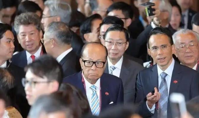 什么是美式双标？只许我买（抢），不许你买！为了干预中国合法贸易，美方的手段可谓无