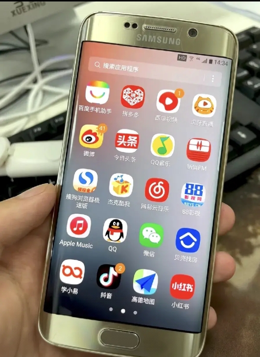 三星这台是很多人的梦中情机吧，可惜太容易摔碎了，当年换这个屏幕又很贵。