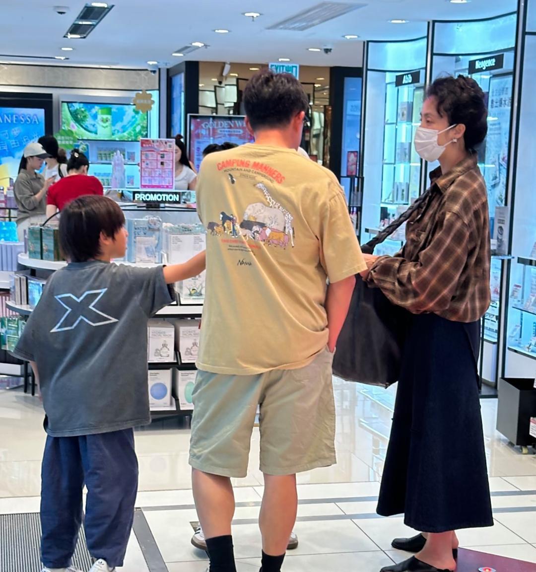 黄磊和孙莉带8岁儿子在香港逛商场，他的个子好矮，目测1.65米左右。孙莉的打扮很