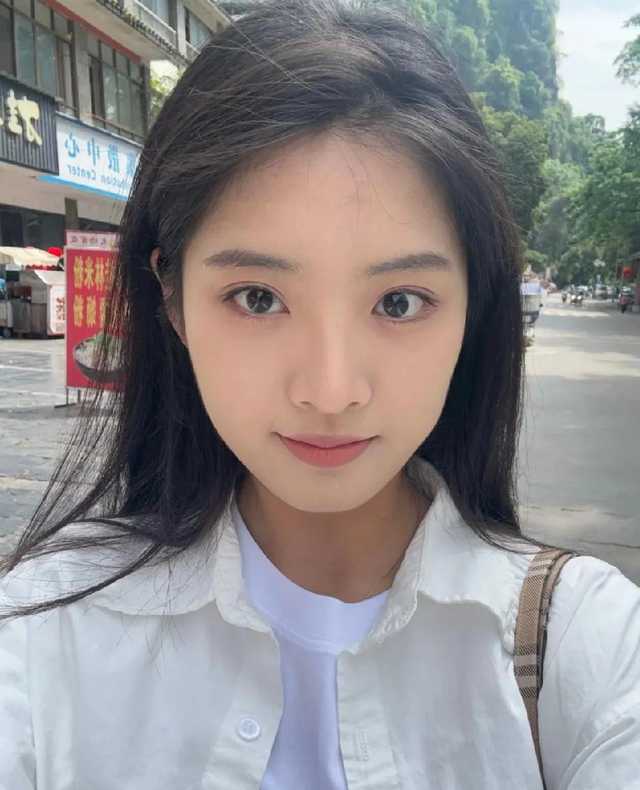 家人们谁懂啊！我这28岁闺蜜，人美心善，长得那叫一个清新水灵，走街上回头率爆表，