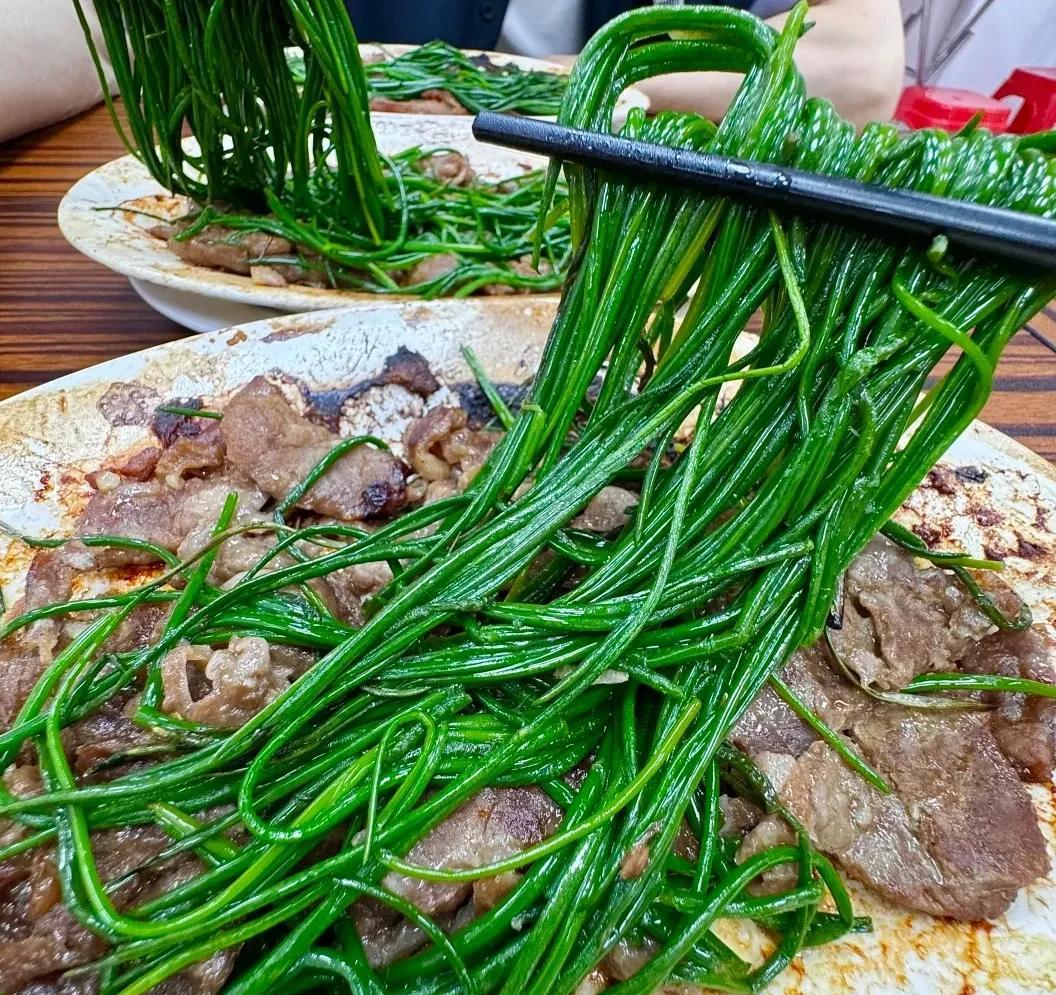 烟台这家饭店简直一绝[赞]沙葱这玩意儿简直绝了！吃过的才知道有多香！必须给烟台这