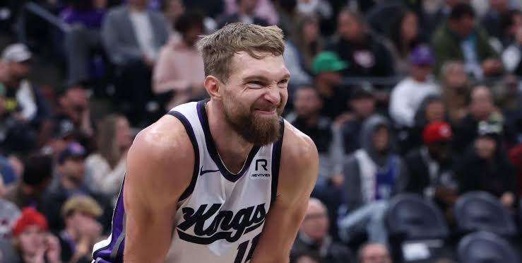 国王队战绩虽然很烂，但主教练位置本赛季大概是稳的。
近10战2胜8负的国王队遇上