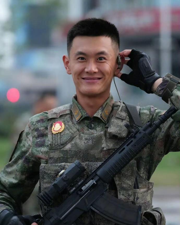 快都别惦记了，这位帅哥已有主……
昨天阅兵图片中，国社出图出圈。其中，国社抓取到