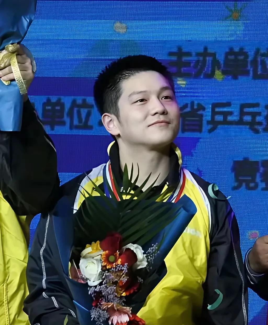 少年“咚咚”笑起来一脸稚气，是个阳光少年。
严肃起来一本正经，是个小大人。
有没