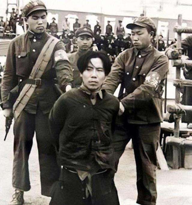 1951年6月13日，华北军区军械处科长程斌，正举着伞雨中行走，突然撞上一个人，