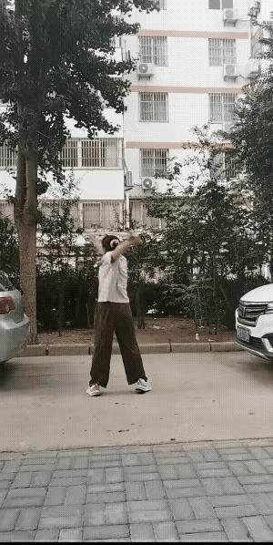 《不简单》
这个美女不简单，
一根木棍耍的圆。
不要看着很轻松，
…………？
拋