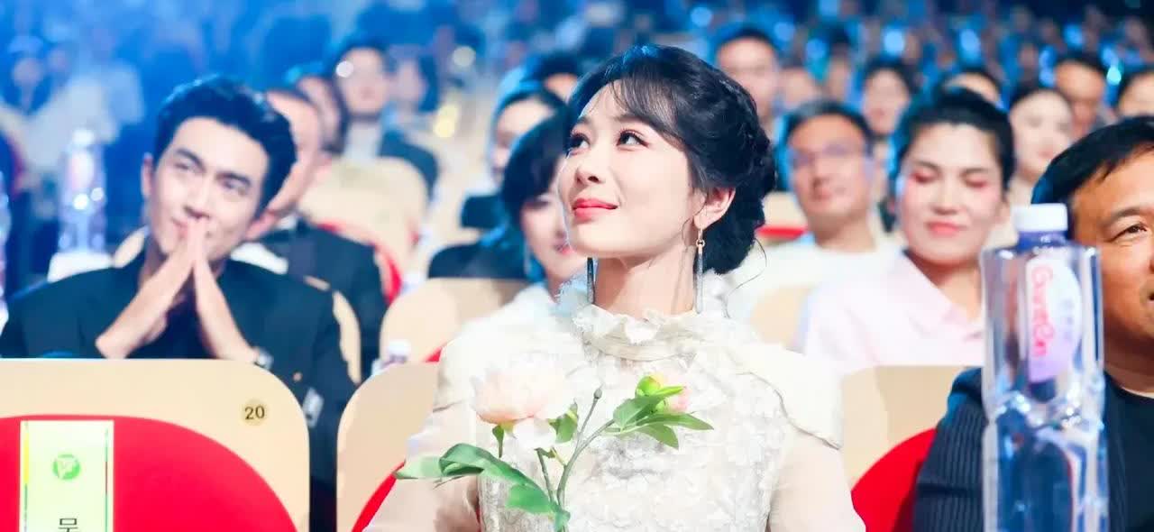 王安宇送了紫妹一朵牡丹花。