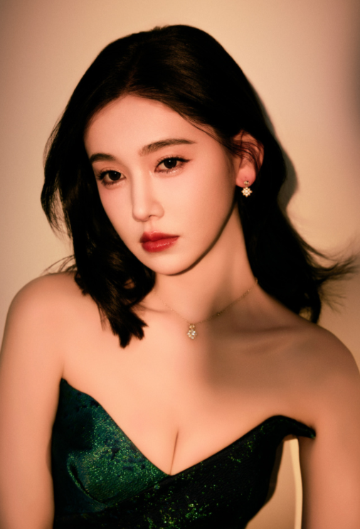 李沐宸的氛围感穿搭，她演反派角色，确实让人印象深刻！