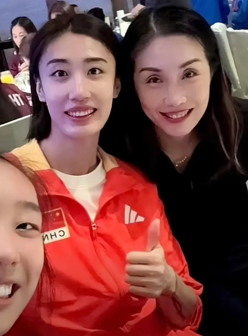 孙玥亮相中国女排欢迎晚宴，与中国女排队员合影。孙玥与杨舒茗的妈妈沈弘、邹佳祺的妈