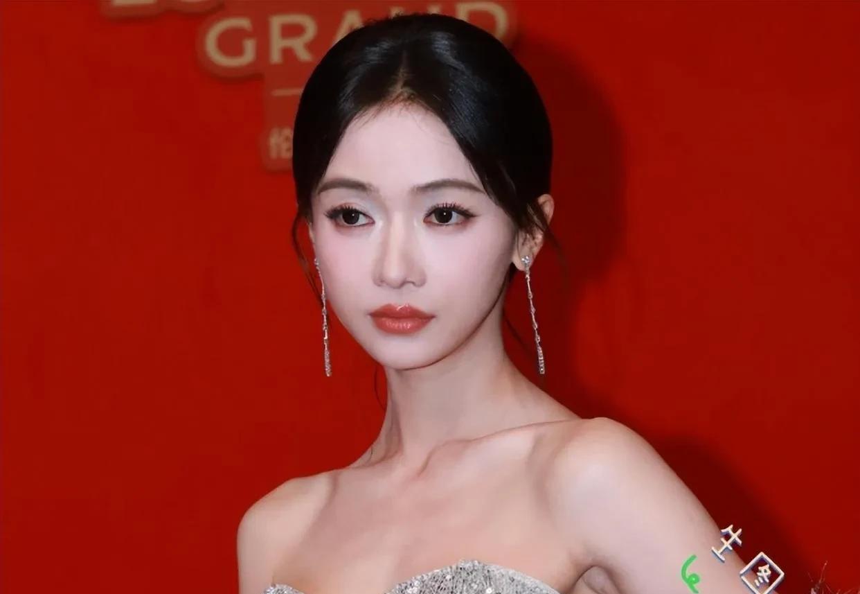吴谨言这挺拔的肩颈线和分明的锁骨，真没法想象她已经当了妈妈，产后能恢复到这种状态