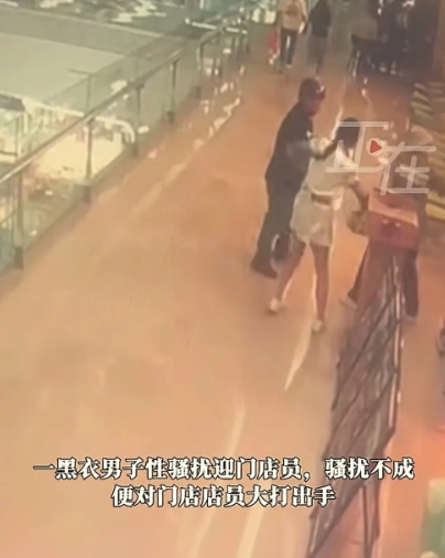 “太无耻了。”5月27日，湖北襄阳一男子，路过餐厅门口看见迎宾员长得漂亮，竟恬不