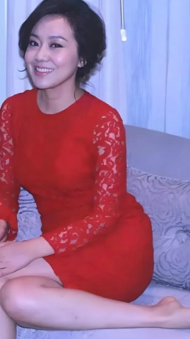 闫妮：离婚后的风姿与母爱

离婚后的闫妮，风姿绰约，魅力不减当年。年过50的她，