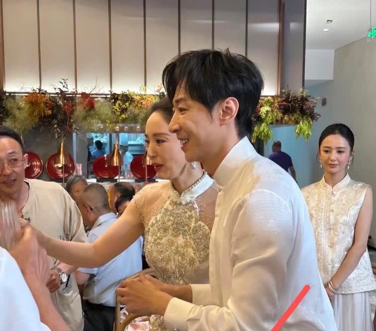 董璇今年46岁了，
快到绝经的年龄了，
可现任丈夫还是头婚，
难不成张维伊