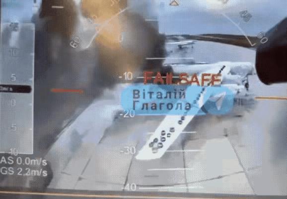 乌克兰这一波堪比白衣渡江，有过之而无不及！
一辆卡车，拉着木制结构伪装的箱子，拉