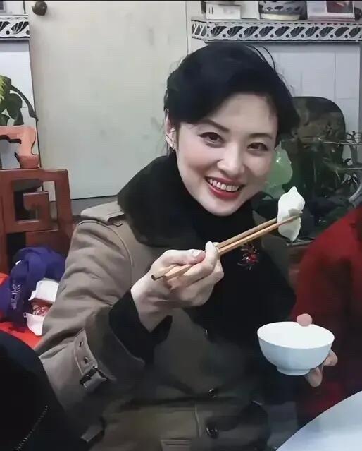 早些年间的周涛长的确实美，比起央视的其他女主持人，她的美要有高级感一些，不管是化