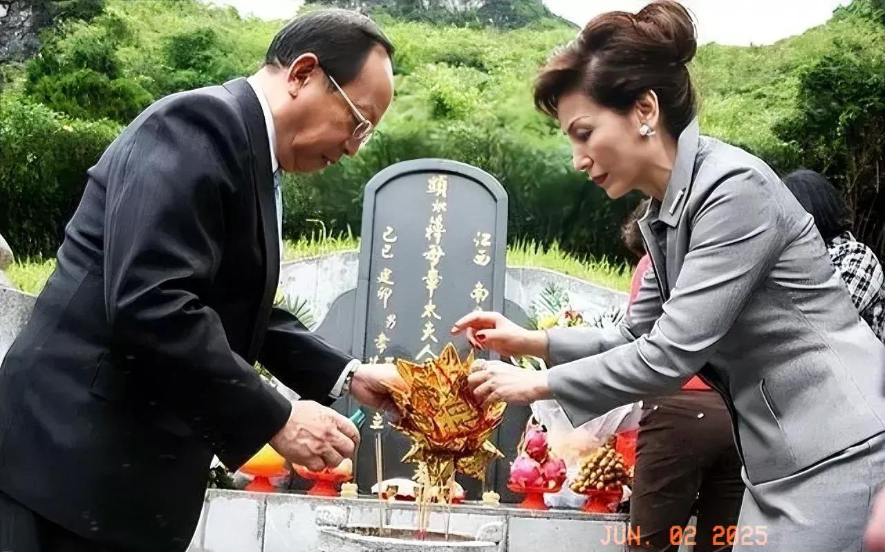 蒋经国之子蒋孝严携妻子黄美伦，祭拜母亲章亚诺，合影留念，永恒的回忆！