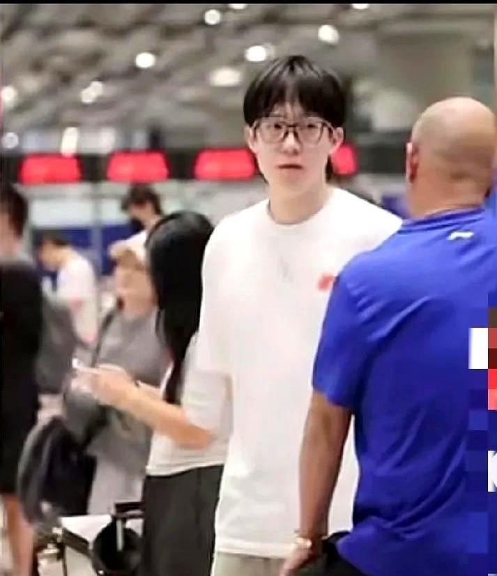 你的爱，正在把他逼到崩溃边缘。
刚下飞机就被镜头怼脸，连厕所都不放过。
这就是世