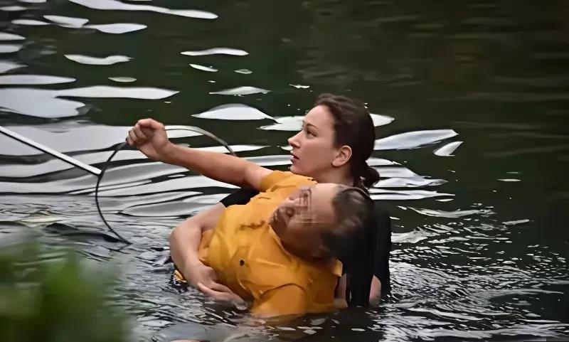“虽然我感动涕零
但换做是我
我还是没有勇气跳下去
最多打电话喊人”
这可能是绝