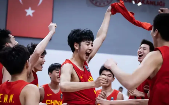 张博源未来真有可能成为中国第一小前锋。在2025国青男篮国际挑战赛中，他表现超神