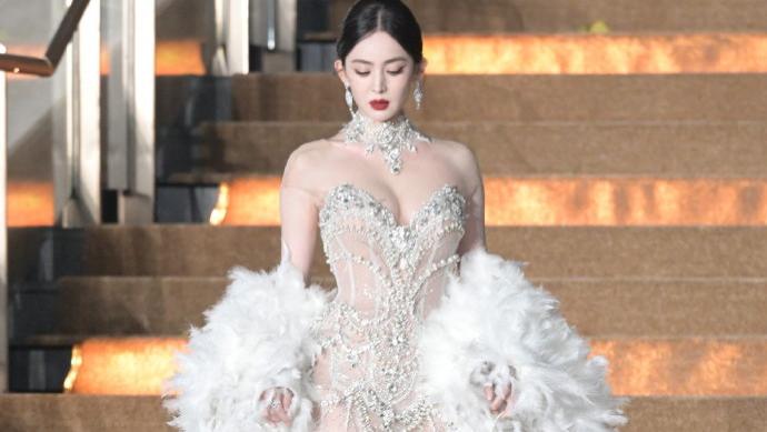 古力娜扎：美到失语，高定女王驾到！