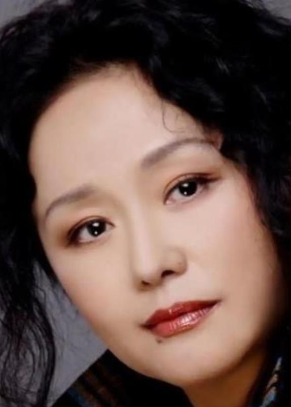 1979年，饰演潘金莲的廖学秋因为拍戏，和老公分别了六个月，她归心似箭，往家赶，