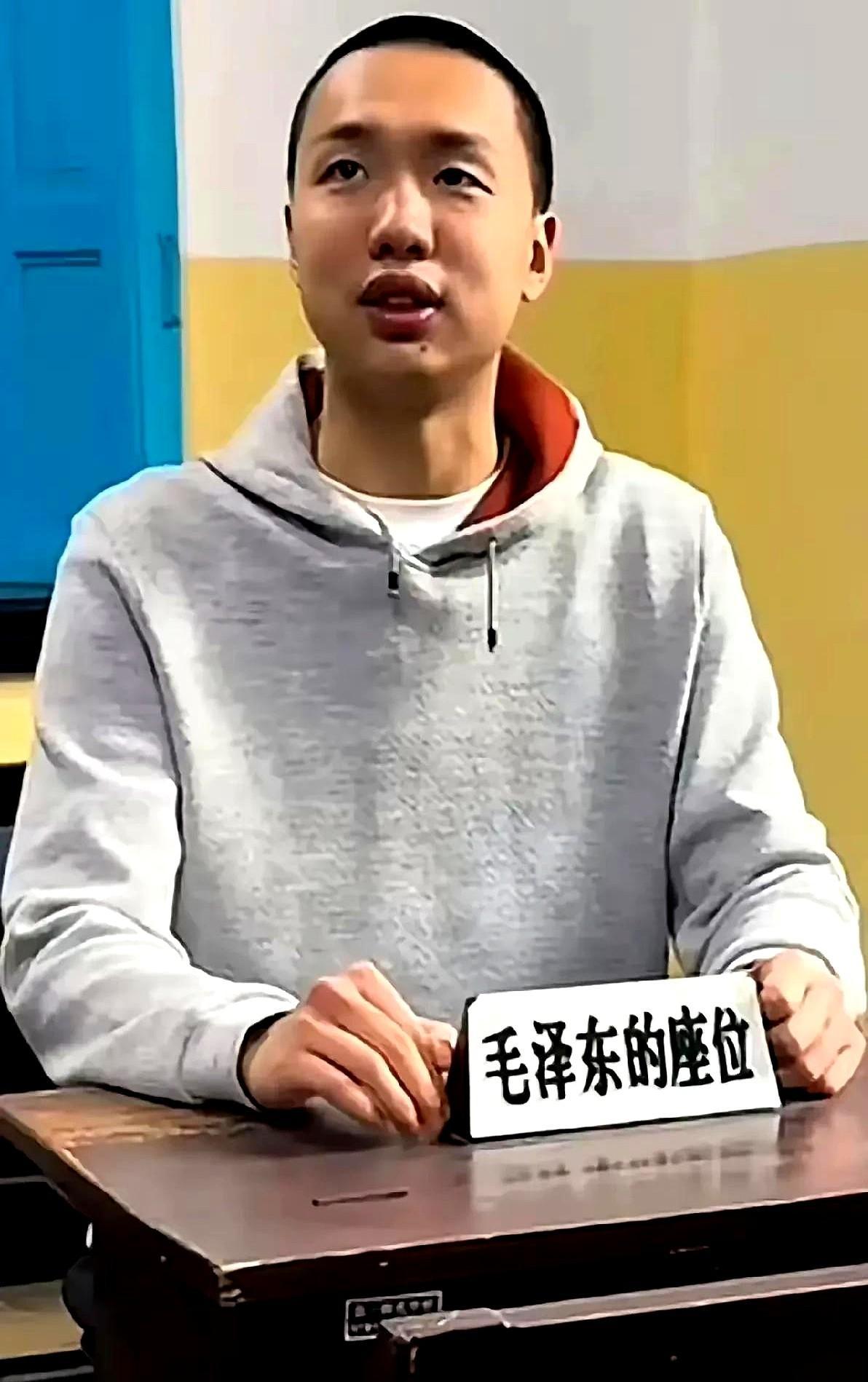 我给86岁的老父亲看了毛东东的影像，没想到父亲仔细观察了许久，竟说他怎么如此面熟