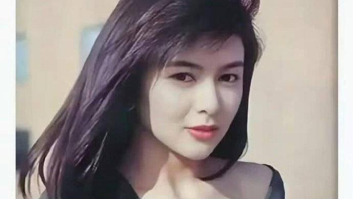 63 岁关之琳有多狠？韩国素颜炸街！靠脑子把美貌变成资本