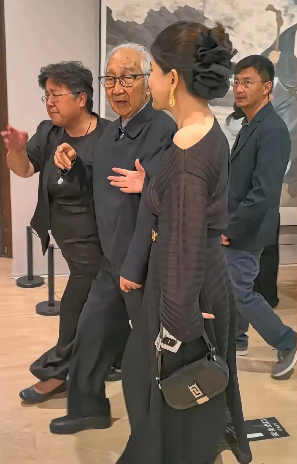 多读书真的有用！
92岁前中央美院院长靳尚义，携47岁演员夫人祁艳参加工笔画展。