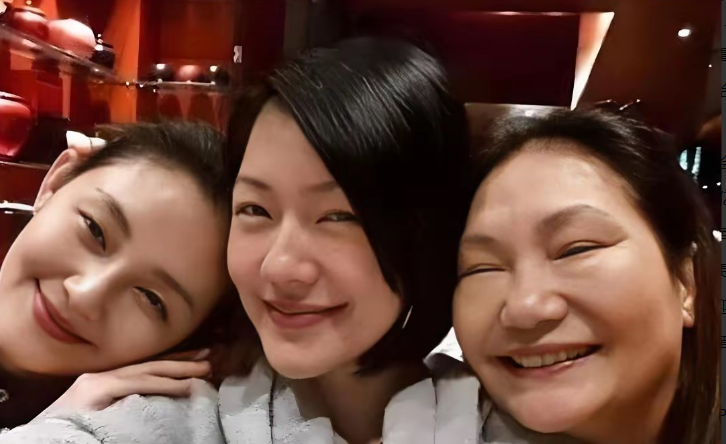 小s是真聪明，她早早生了三个孩子，身体一点没受影响，两个女儿已经开始给她赚钱了。