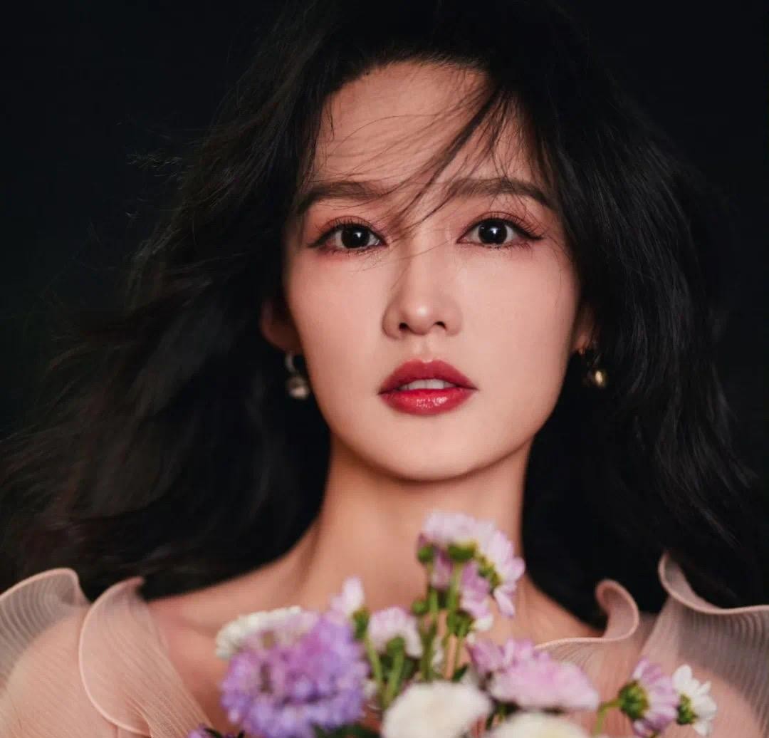 李沁最近接资源的路子挺有意思，专挑那些冷门但能提升演技的剧本接，明明以前总把