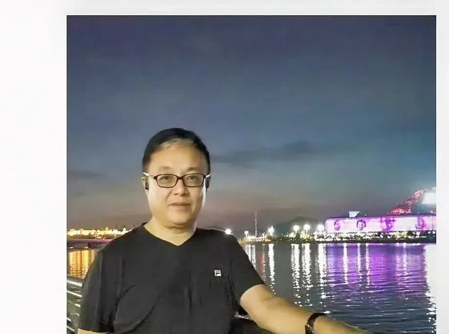 突然有点心疼那尔那茜她爸爸
本来根正苗红的一个主持人
却摊上了这样一个老婆，