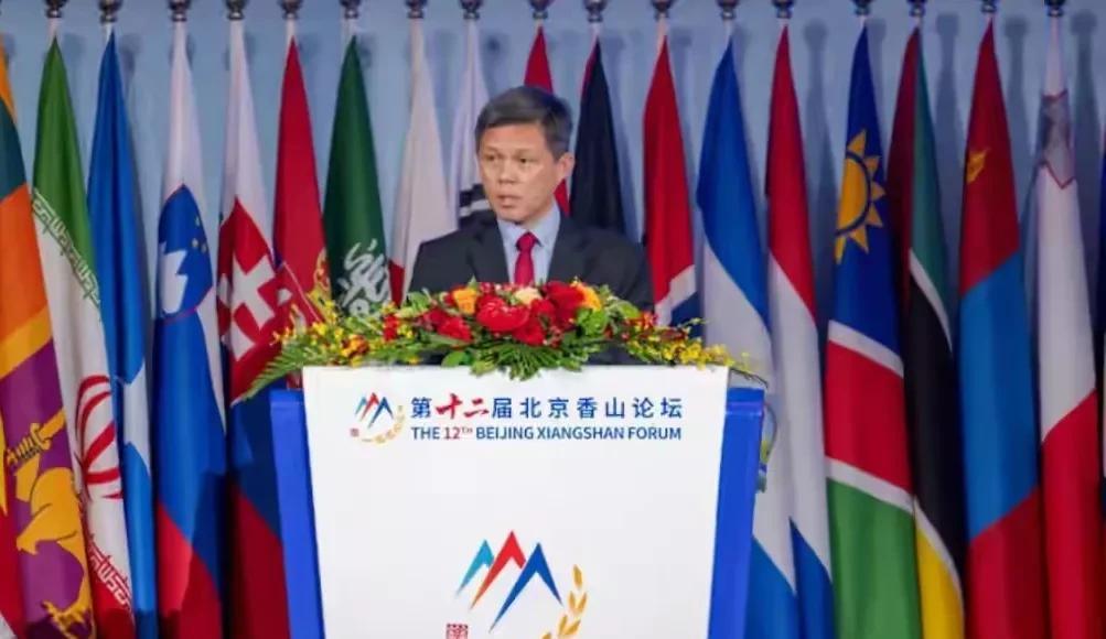 新加坡国防部长陈振声在香山论坛阐述小国处世之道。他明确表示新加坡不会在大国之间选