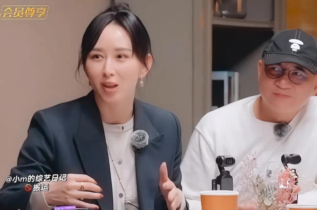 胡静，在节目中说了一件关于自己的糗事。
她说她非常喜欢看小说，有时去上厕所也会带