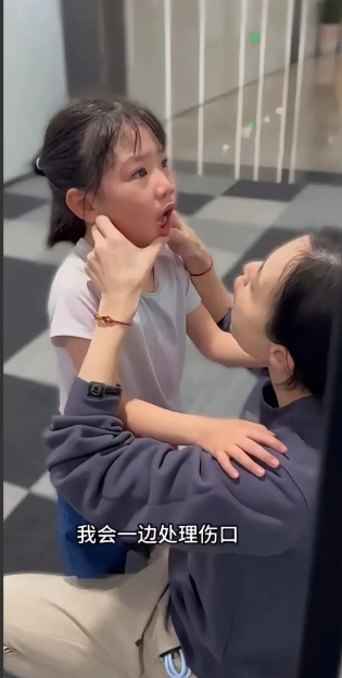 奥运冠军吴敏霞带着6岁的女儿西西进行体能训练时，发生了一件令人印象深刻的事情。当